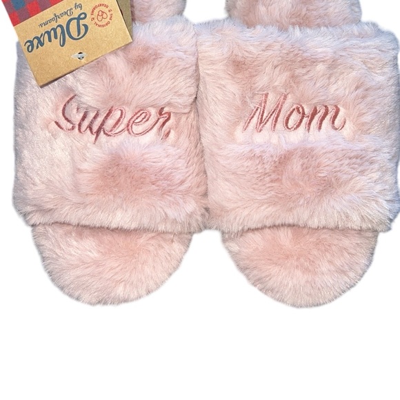 🌟NWT🌟 Dluxe by Dearfoams Pink "Super Mom" Faux Fur Slide House Slipper - Picture 2 of 11